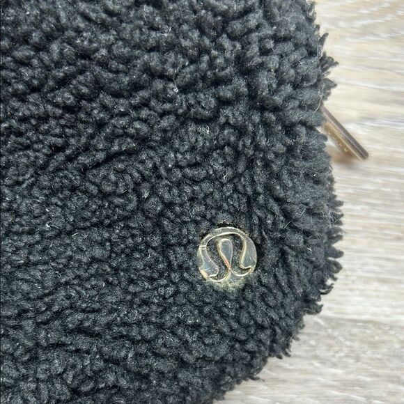 Lululemon Black Sherpa Belt Bag - Picture 9 of 9